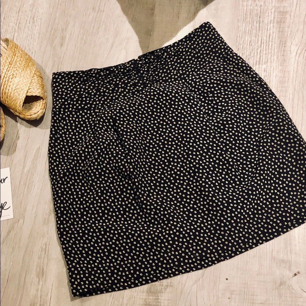 CLUB M.skirt w/ buttons + pleats & pockets…
